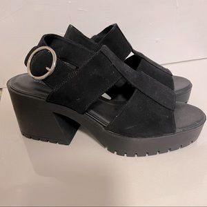 DIVIDED. Black faux-suede platform sandals.